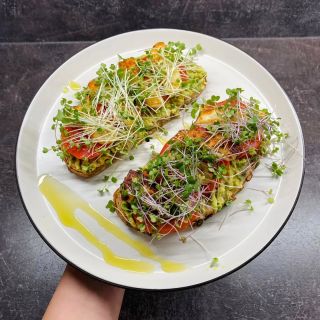 Další ukázka toho, jak si i vy doma můžete vyzdobit své jídlo 💚 Avokádové tousty s rajčaty, halloumi sýrem a pořádná dávka...